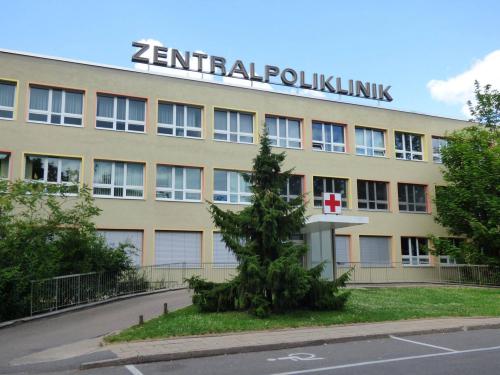 Leuchtbuchstaben der „Zentralpoliklinik"
