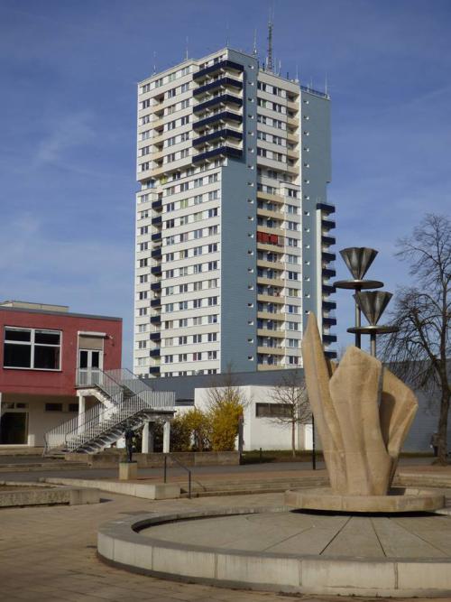 Tulpenbrunnen mit Punkthochhaus 