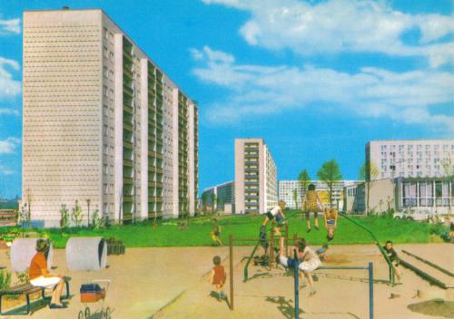 Ansichtskarte: Kinderspielplatz, links Block 043, rechts die 2.POS dahinter Block 10