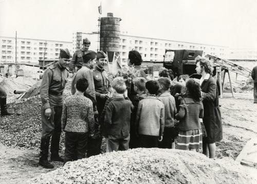Schüler und sowj. Soldaten