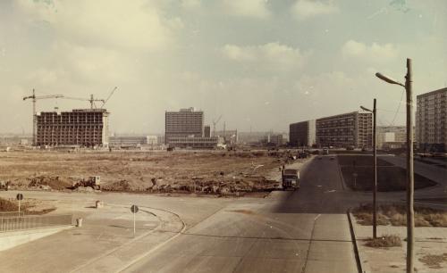 Blick auf das künftige Stadtzentrum – Hintergrund III. WK