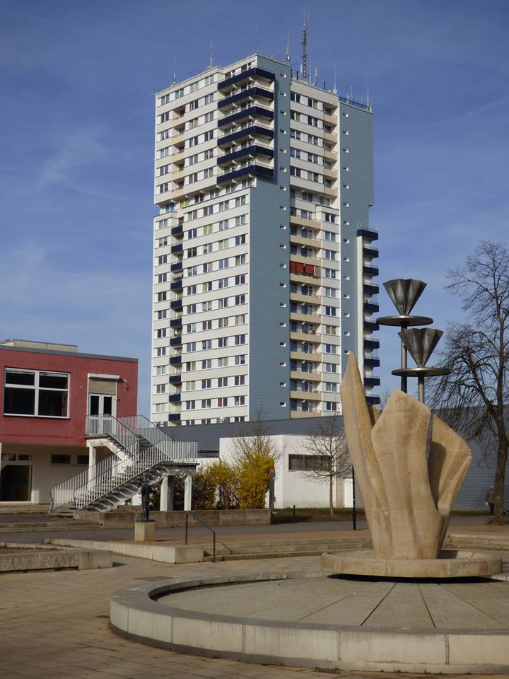 Tulpenbrunnen mit Punkthochhaus 