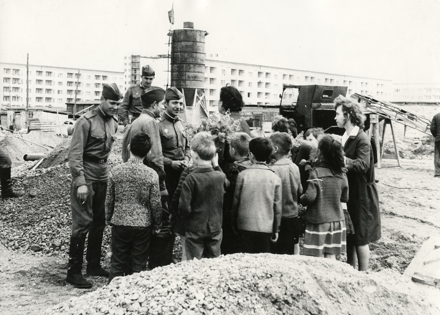 Schüler und sowj. Soldaten