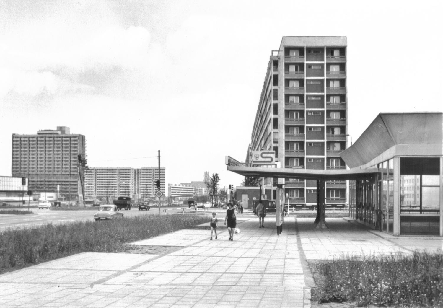 Ansichtskarte: Südliches Gebäude des Tunnelbahnhofes an der Magistrale