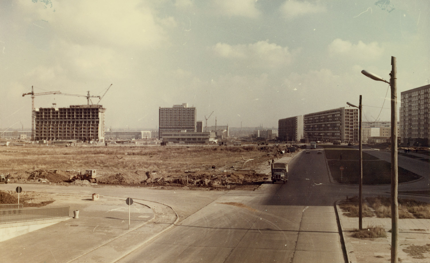 Blick auf das künftige Stadtzentrum – Hintergrund III. WK
